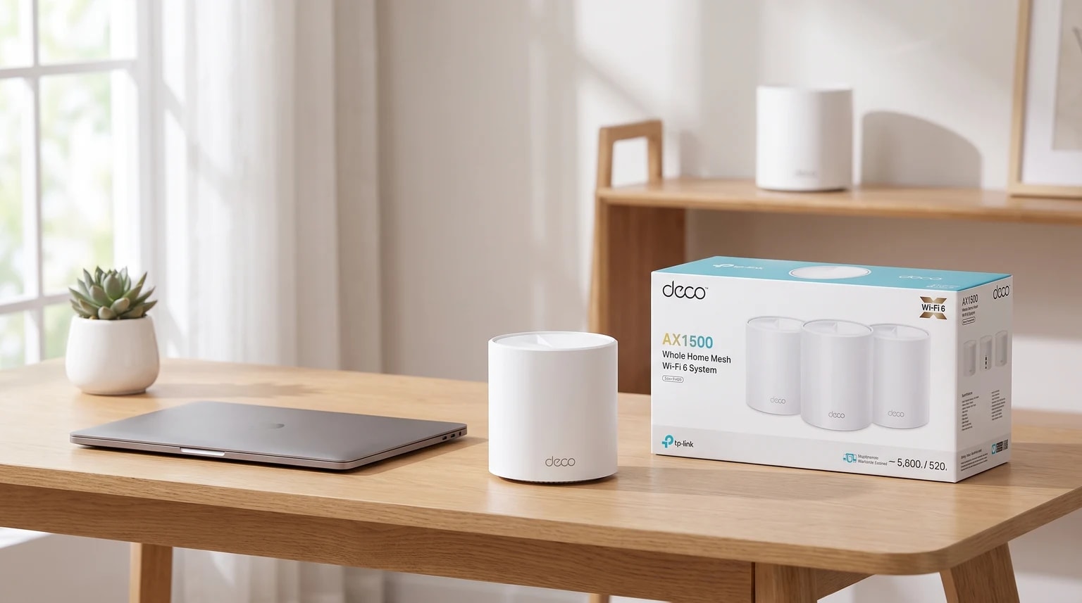 Uma unidade do sistema Wi-Fi mesh Deco X1500 sobre uma secretária de madeira, junto da embalagem do produto, um portátil e uma pequena planta.