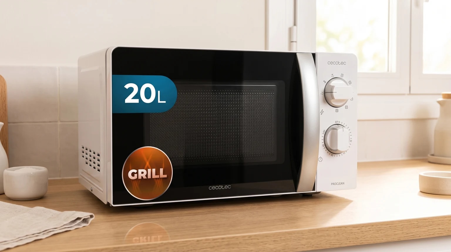 Micro-ondas branco com grill da Cecotec, com porta preta e botões rotativos, pousado numa bancada de cozinha em madeira.