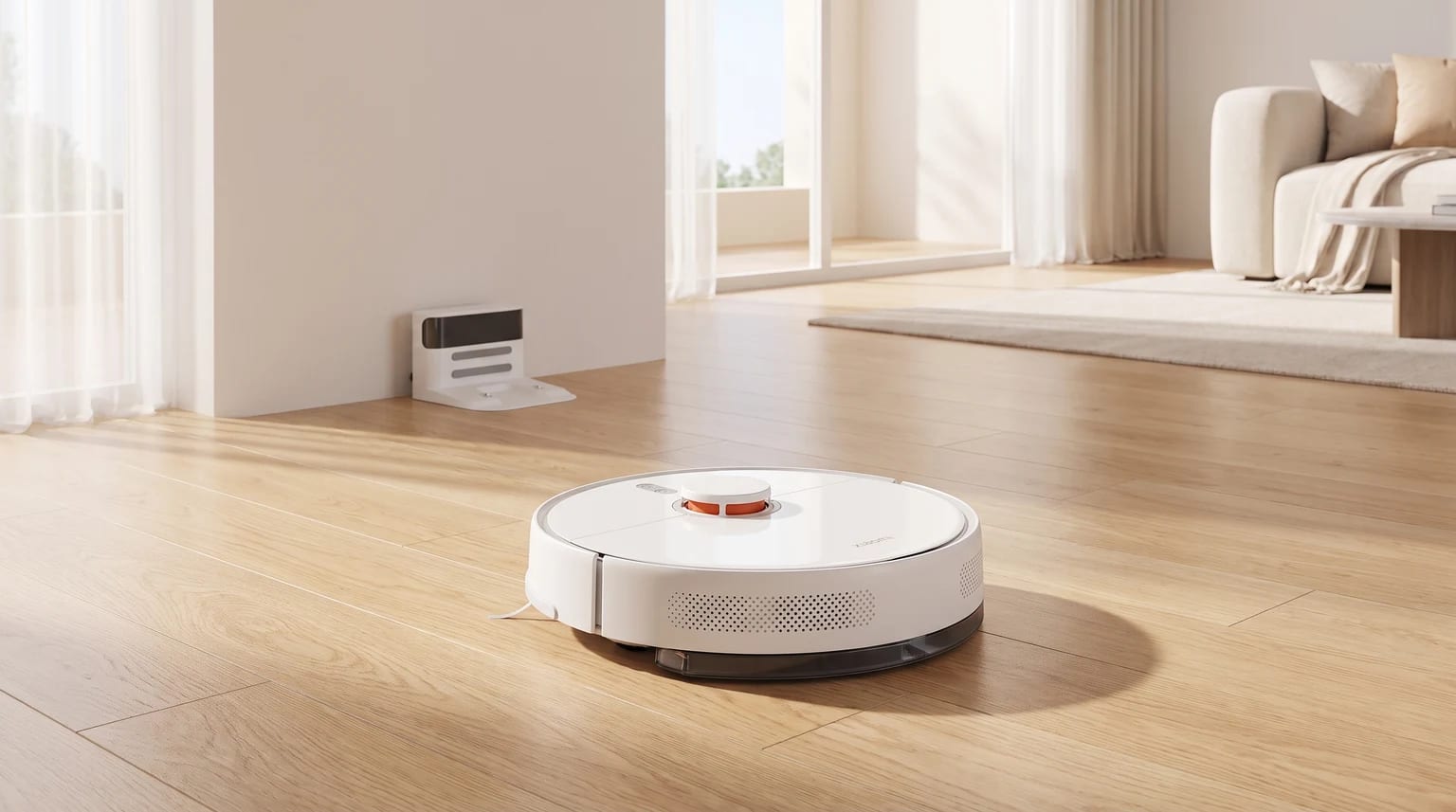 Aspirador robot Xiaomi S40C branco a limpar um soalho de madeira clara, com a base de carregamento junto à parede ao fundo.