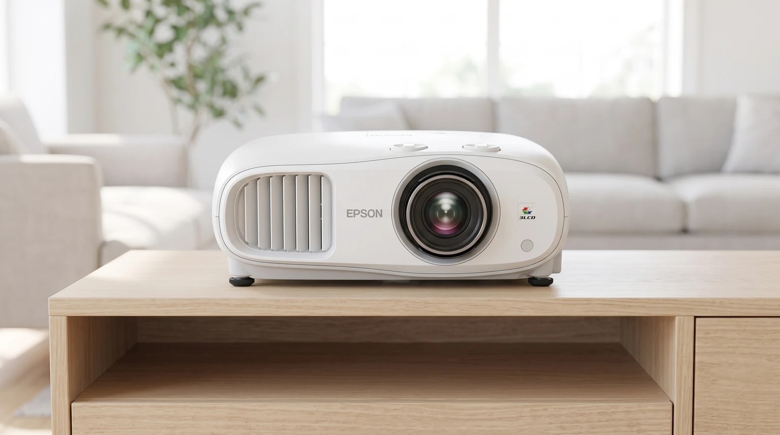 Projetor Epson EH-TW7000 branco sobre um móvel de madeira clara, com uma sala de estar luminosa ao fundo.
