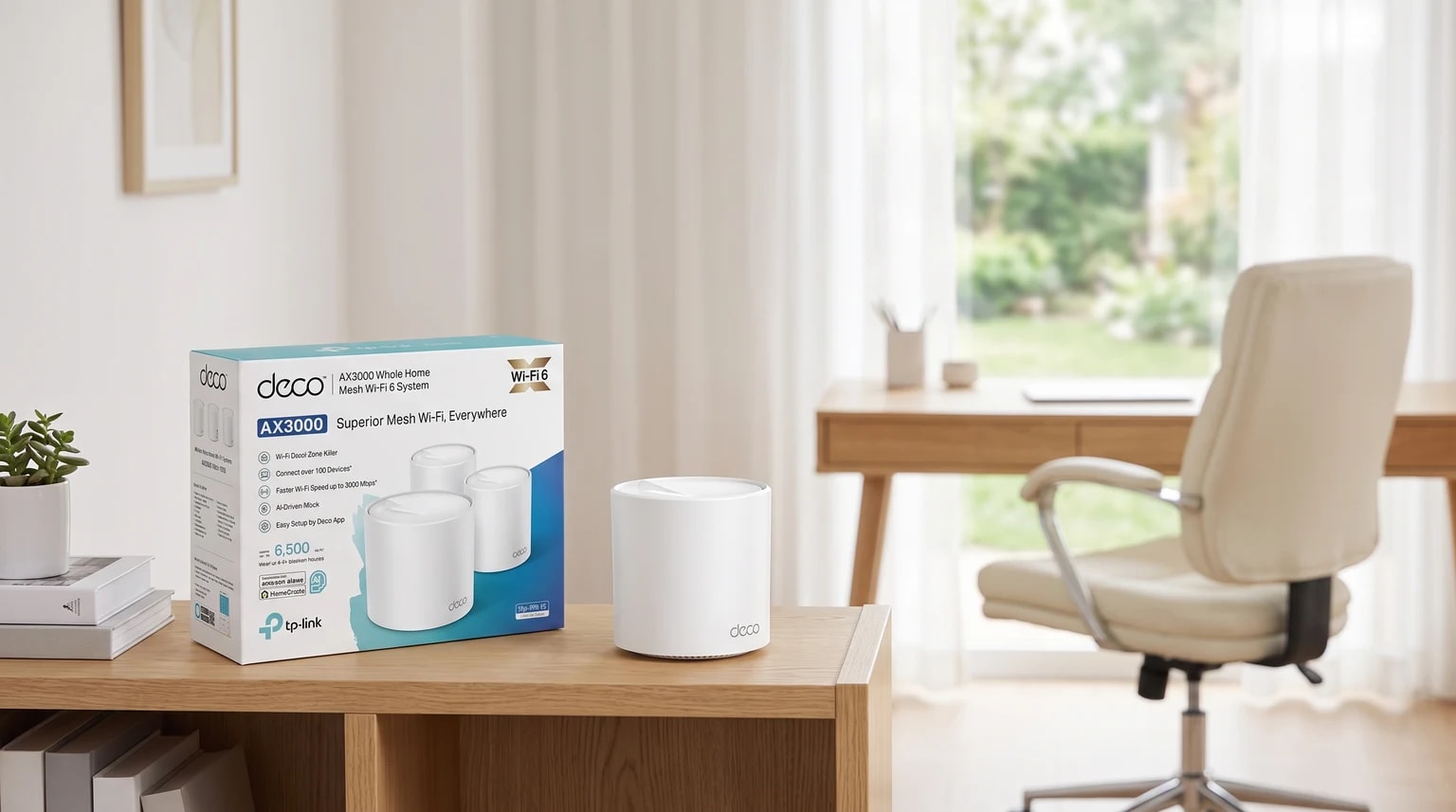 A caixa e uma unidade do sistema mesh Wi-Fi 6 Deco numa prateleira de madeira num escritório luminoso com uma secretária ao fundo.