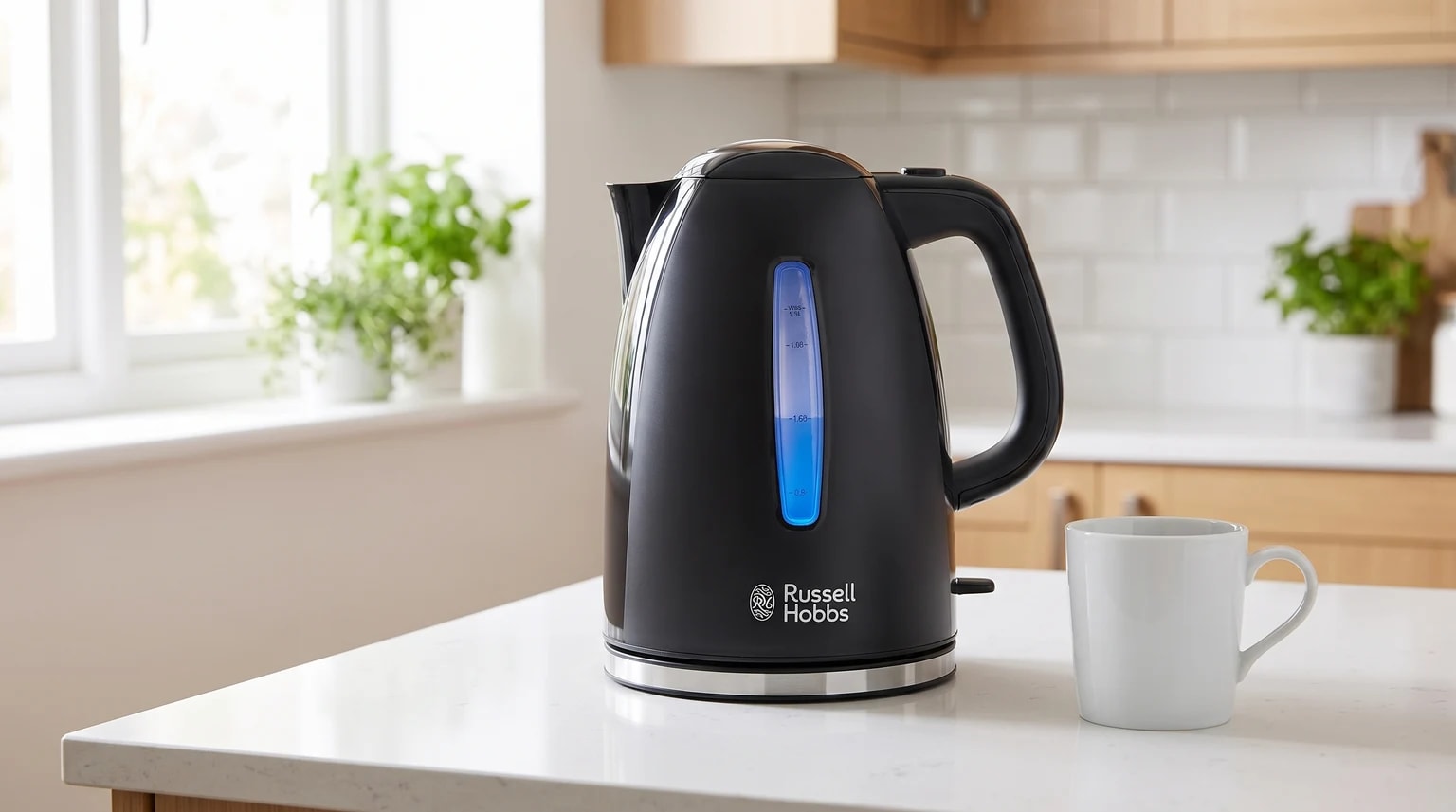 Chaleira elétrica preta Russell Hobbs numa bancada clara, com o indicador de água iluminado a azul e uma caneca branca ao lado.