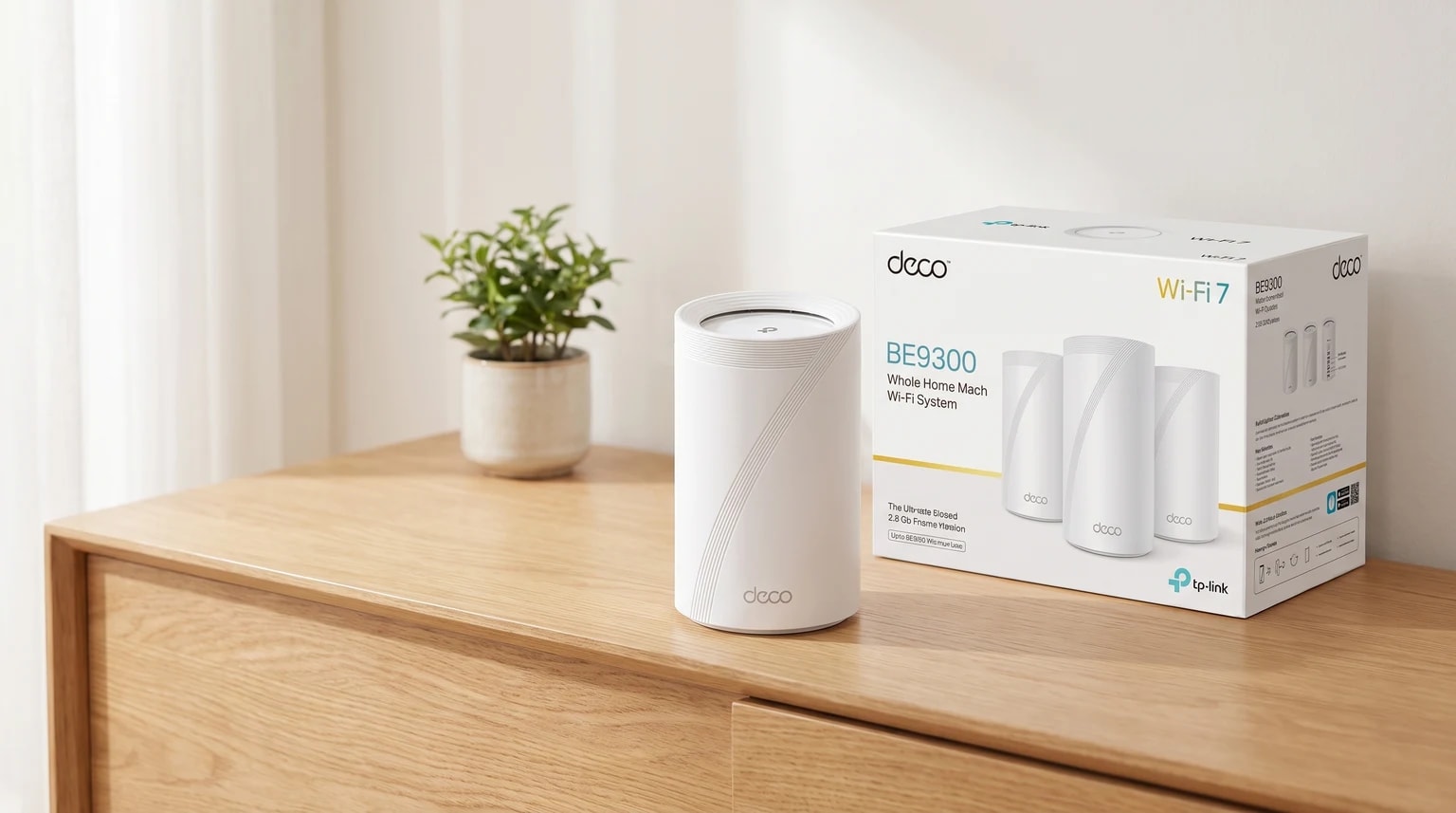 Uma unidade do sistema mesh Wi-Fi Deco branca sobre um móvel de madeira, ao lado da caixa do produto e de um pequeno vaso de plantas.