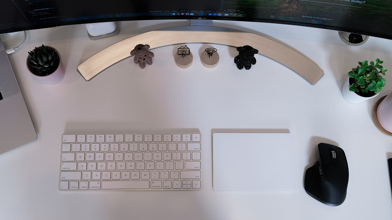 Foto de uma mesa de trabalho com teclado e rato