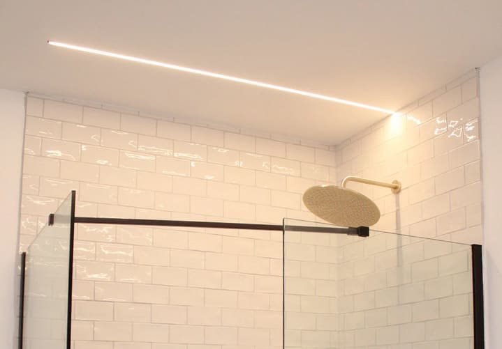 Fita de LED instalada na casa de banho