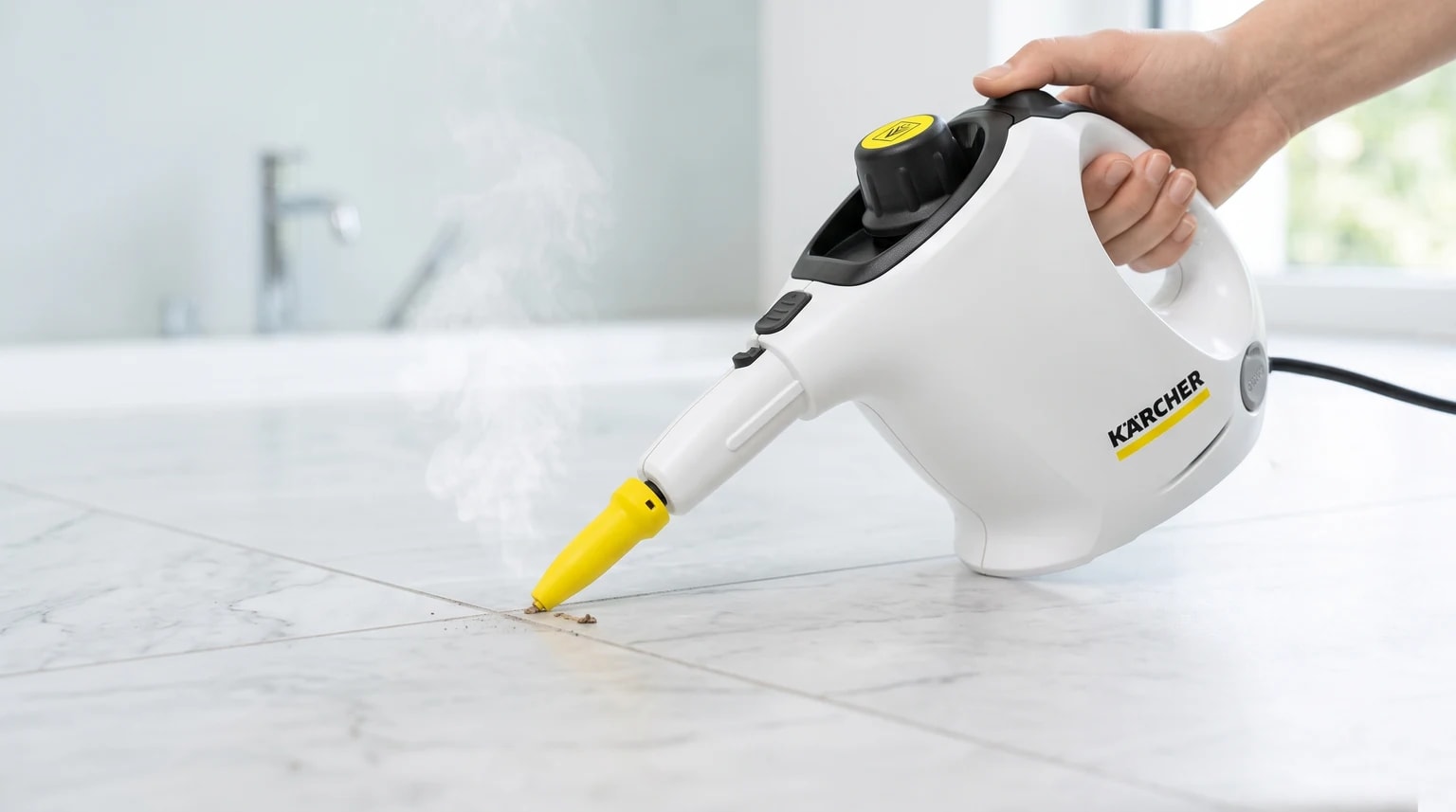 Máquina de limpeza a vapor de mão Kärcher SC 1 a ser usada nas juntas de um chão de azulejo claro.