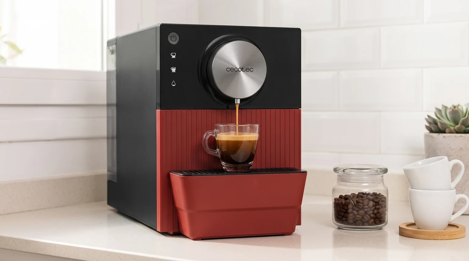 Máquina de café automática Cecotec, preta e vermelha, a tirar um expresso para uma chávena de vidro sobre uma bancada de cozinha.