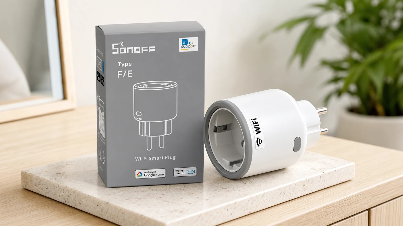 Uma tomada inteligente SONOFF S60TPF e a respetiva caixa sobre uma base de pedra clara numa sala luminosa.