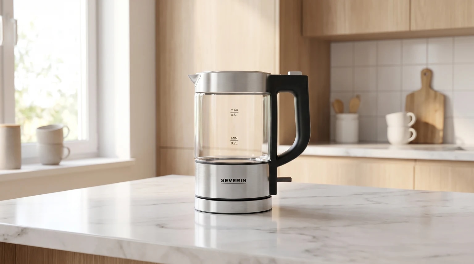Chaleira elétrica compacta Severin de vidro e inox numa bancada clara de uma cozinha luminosa.