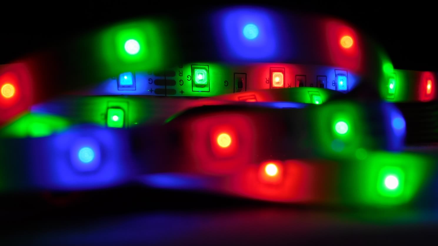 Fotografia de uma fita de LED colorida
