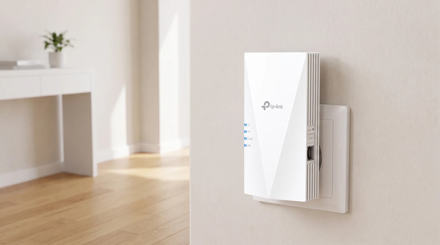 Um repetidor Wi-Fi TP-Link branco ligado a uma tomada de parede num corredor com chão de madeira, com as luzes indicadoras azuis acesas.