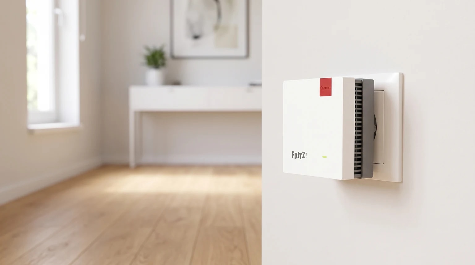 Um repetidor Wi-Fi branco da FRITZ! ligado a uma tomada de parede, com uma divisão de casa com soalho de madeira desfocada ao fundo.