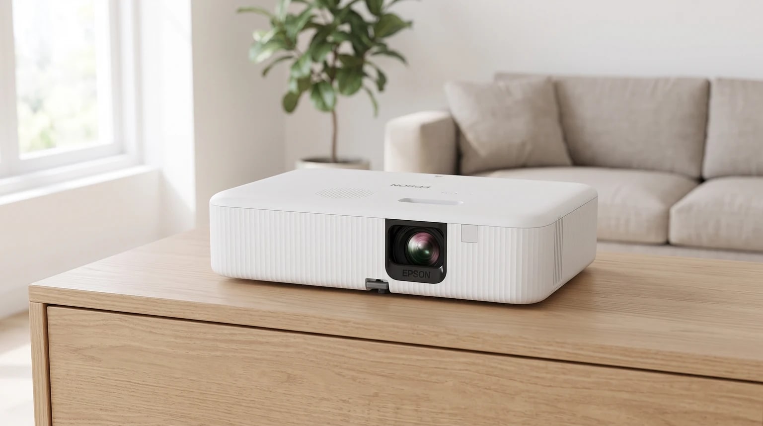 Um projetor Epson branco sobre um móvel de madeira clara numa sala de estar moderna e luminosa.