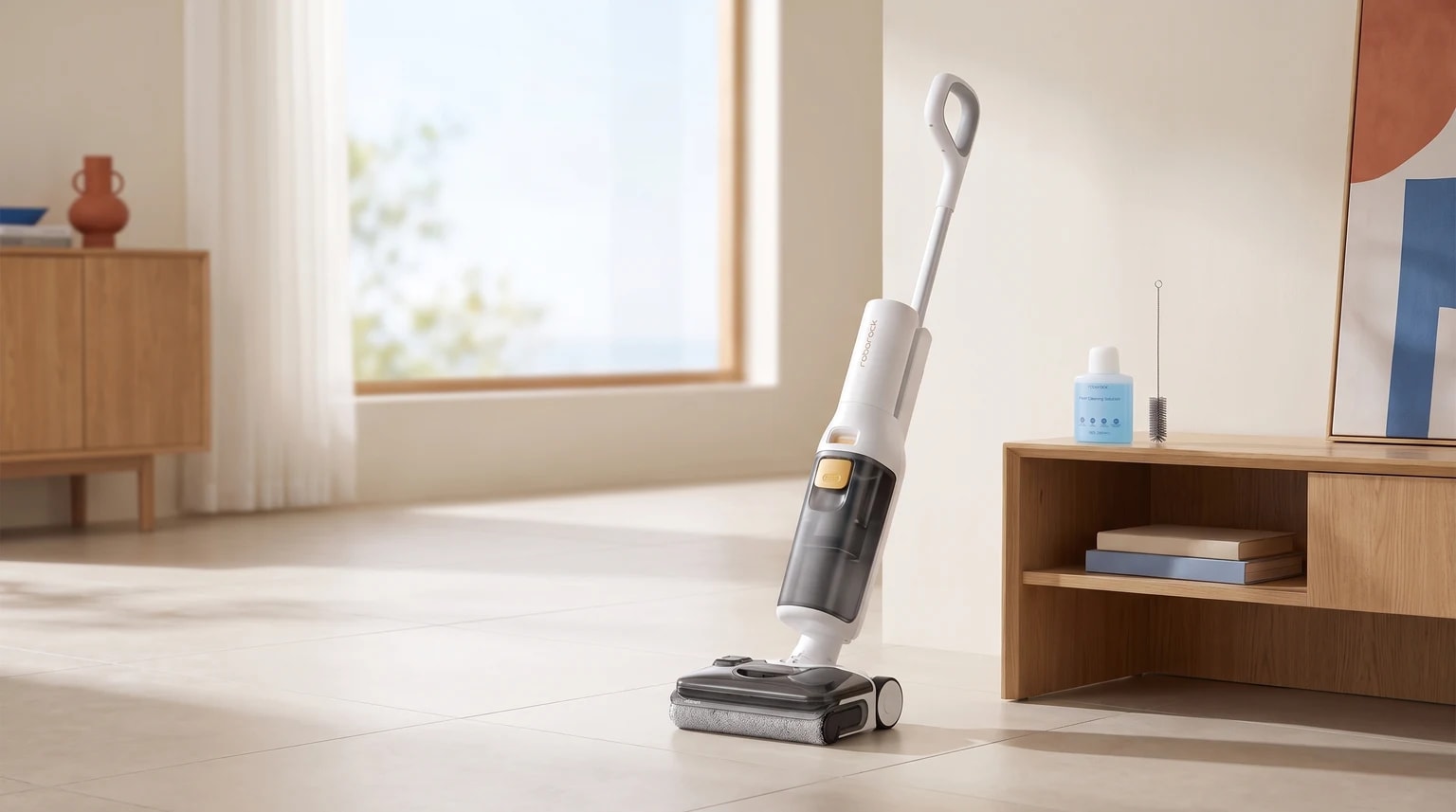 Aspirador Roborock F25 GT Gen 2 branco e cinzento num pavimento de cerâmica claro de uma sala luminosa.