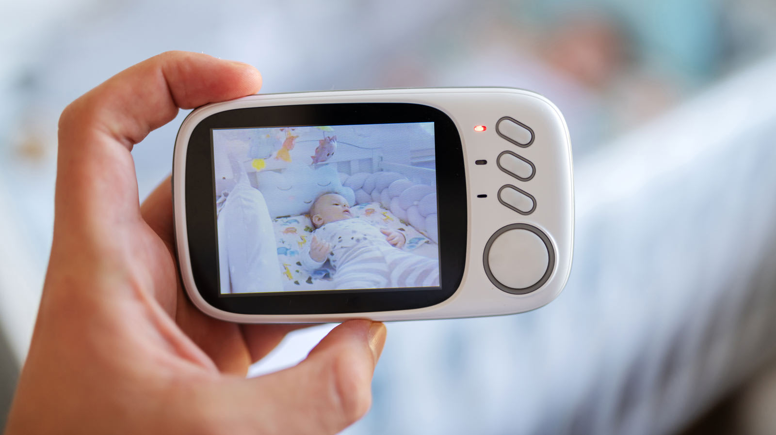 Foto de um bebé sendo visto através de um intercomunicador