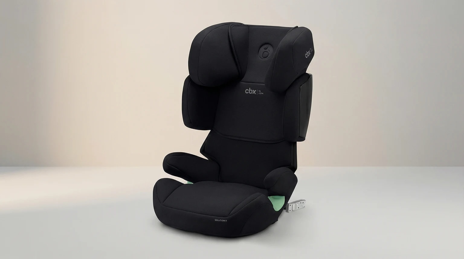 Cadeira auto CBX Solution X i-Fix preta sobre um fundo editorial claro com sombra suave.