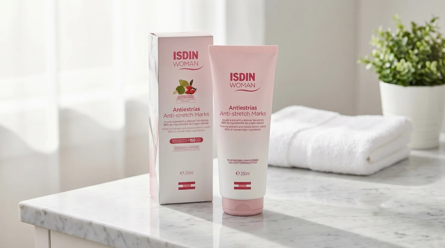 Embalagem do creme anti-estrias ISDIN Woman sobre uma bancada de casa de banho luminosa e moderna, com luz natural suave.