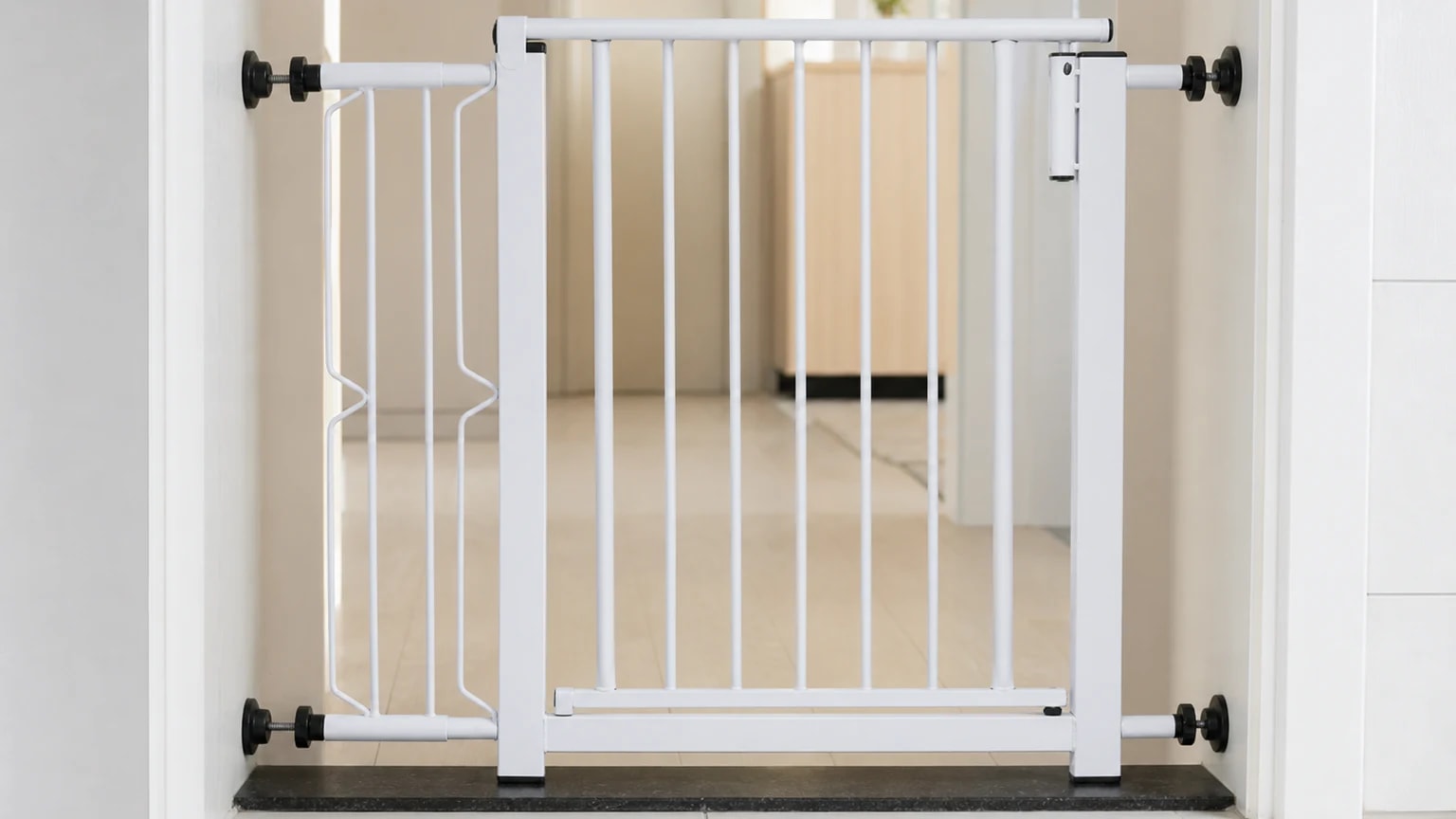 Grade Master branca instalada por pressão no vão de uma porta, com extensor lateral à esquerda e quatro apoios pretos.