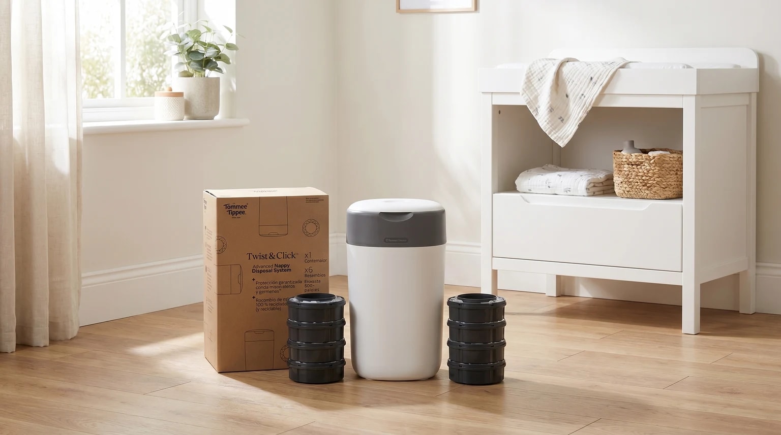 O contentor de fraldas Tommee Tippee Twist & Click com caixa e recargas, pousado no chão de um quarto de bebé luminoso.