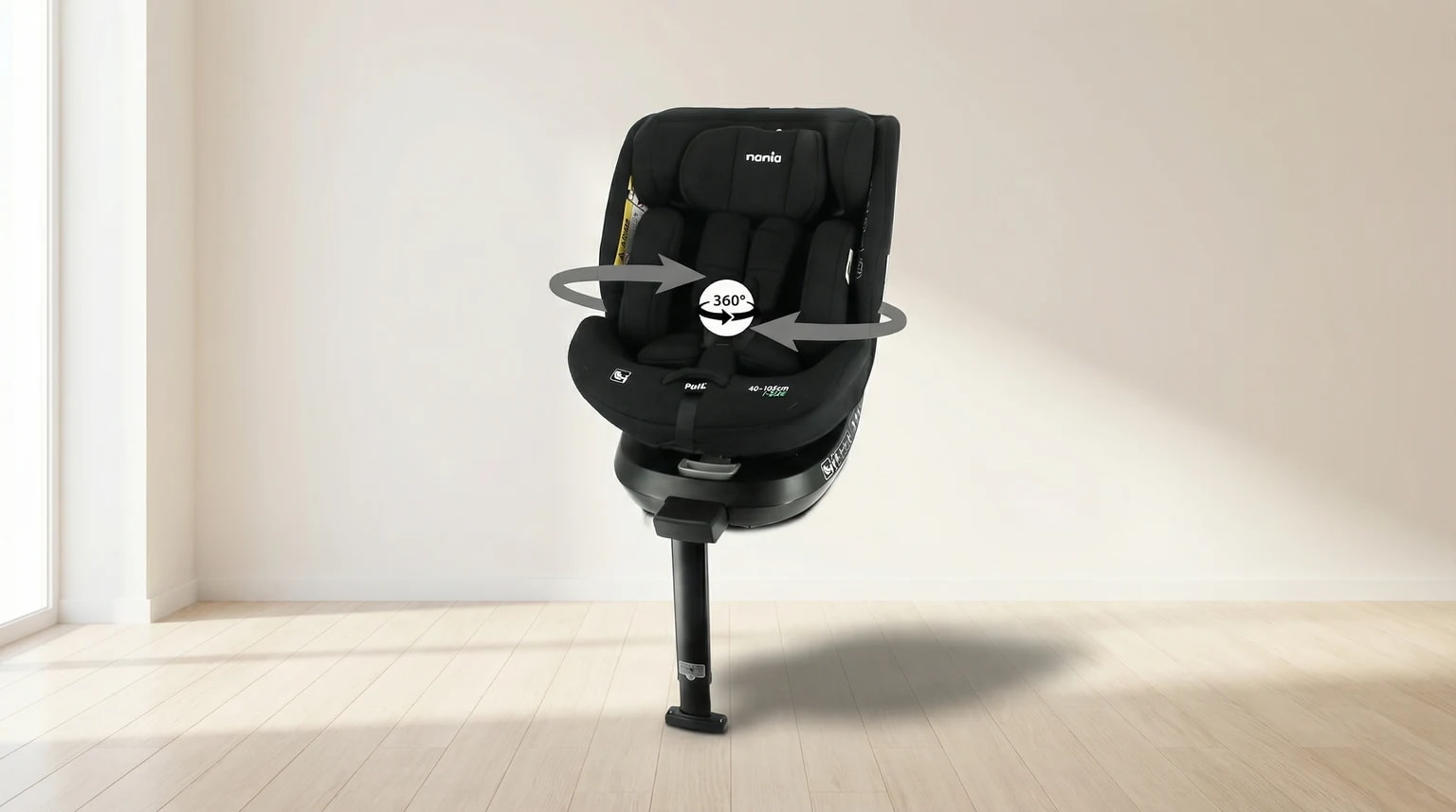 Cadeira auto Nania Spirit 360 preta num ambiente interior claro, com gráfico 360° a ilustrar a rotação.