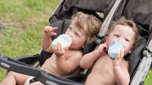 Os 5 melhores carrinhos de bebé para gémeos de 2023