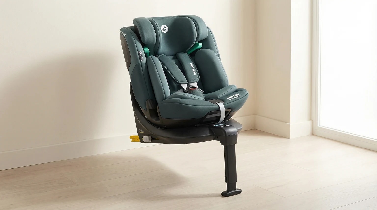 Cadeira auto Maxi-Cosi Emerald 360 S em verde escuro num ambiente interior claro com fundo editorial suave e luz natural.