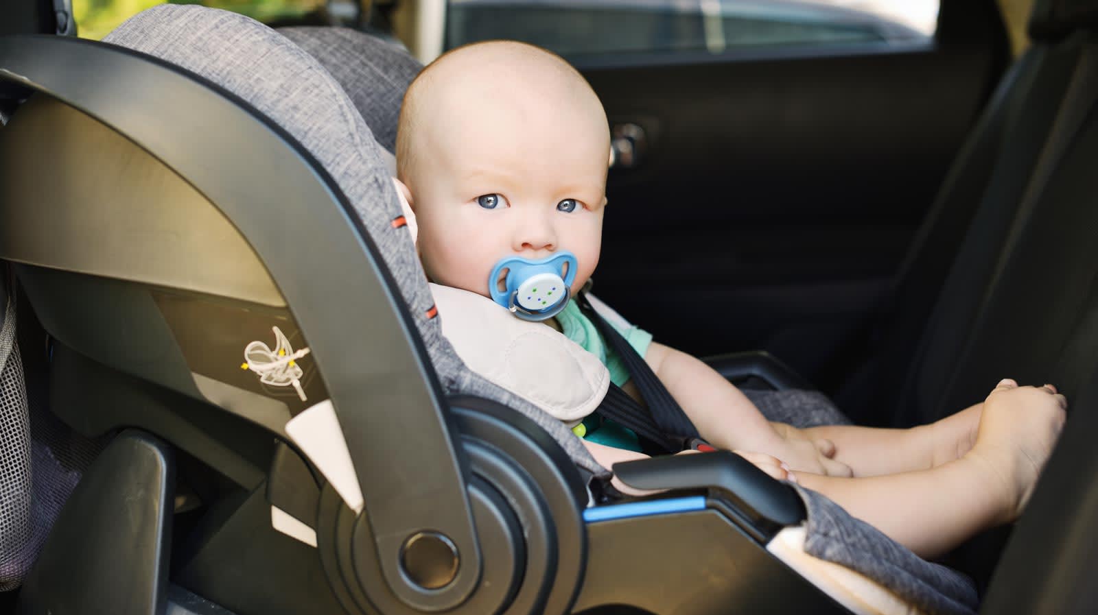 Bebé sentado en un asiento de coche grupo 0