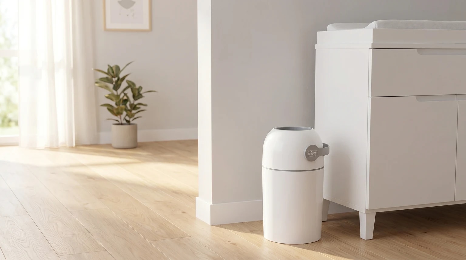O contentor de fraldas branco Chicco Odour Off num quarto de bebé luminoso e sereno, colocado no chão de madeira clara ao lado de um fraldário.