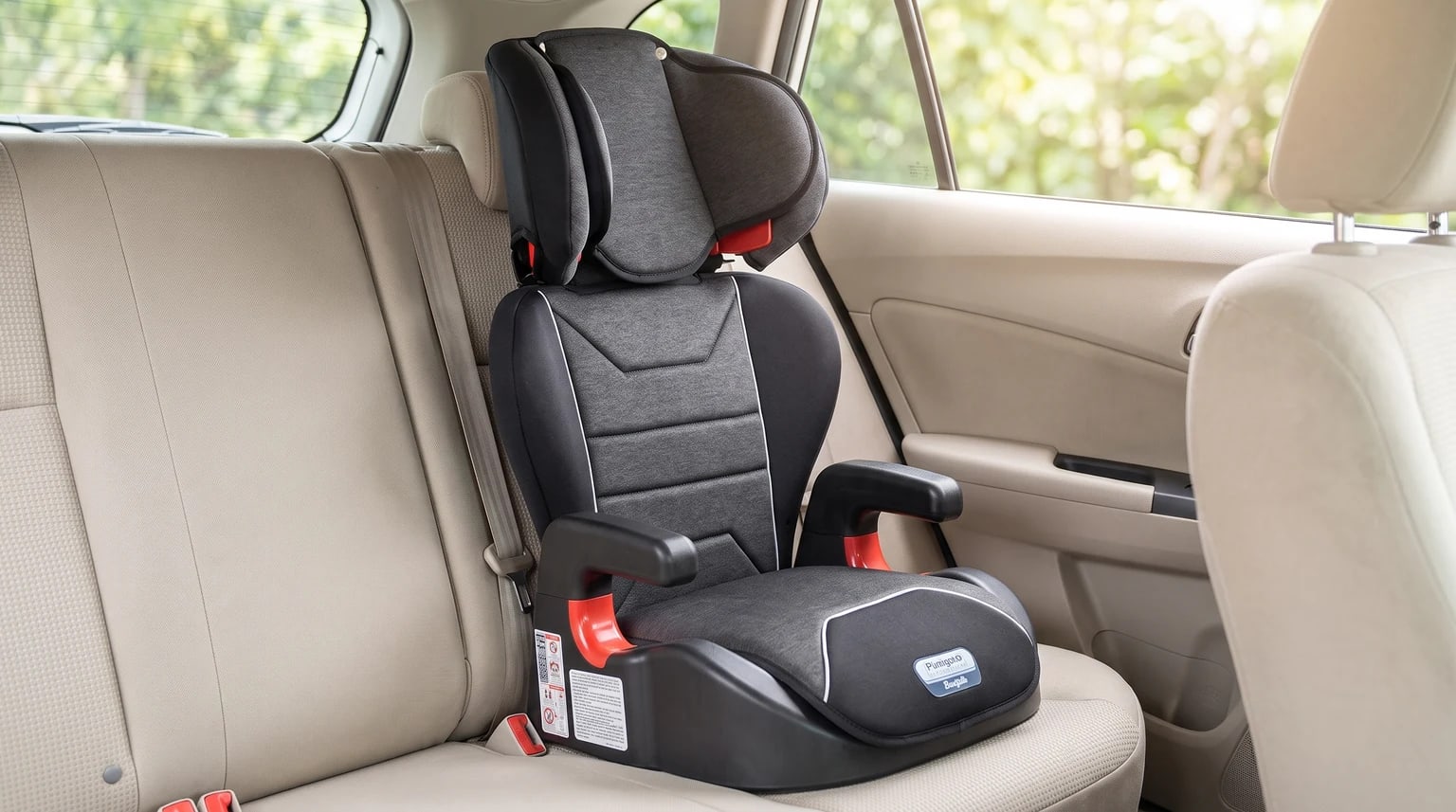 Assento de elevação Burigotto Protege Reclinável com encosto, preto e cinza, no banco traseiro de um carro com interior bege.