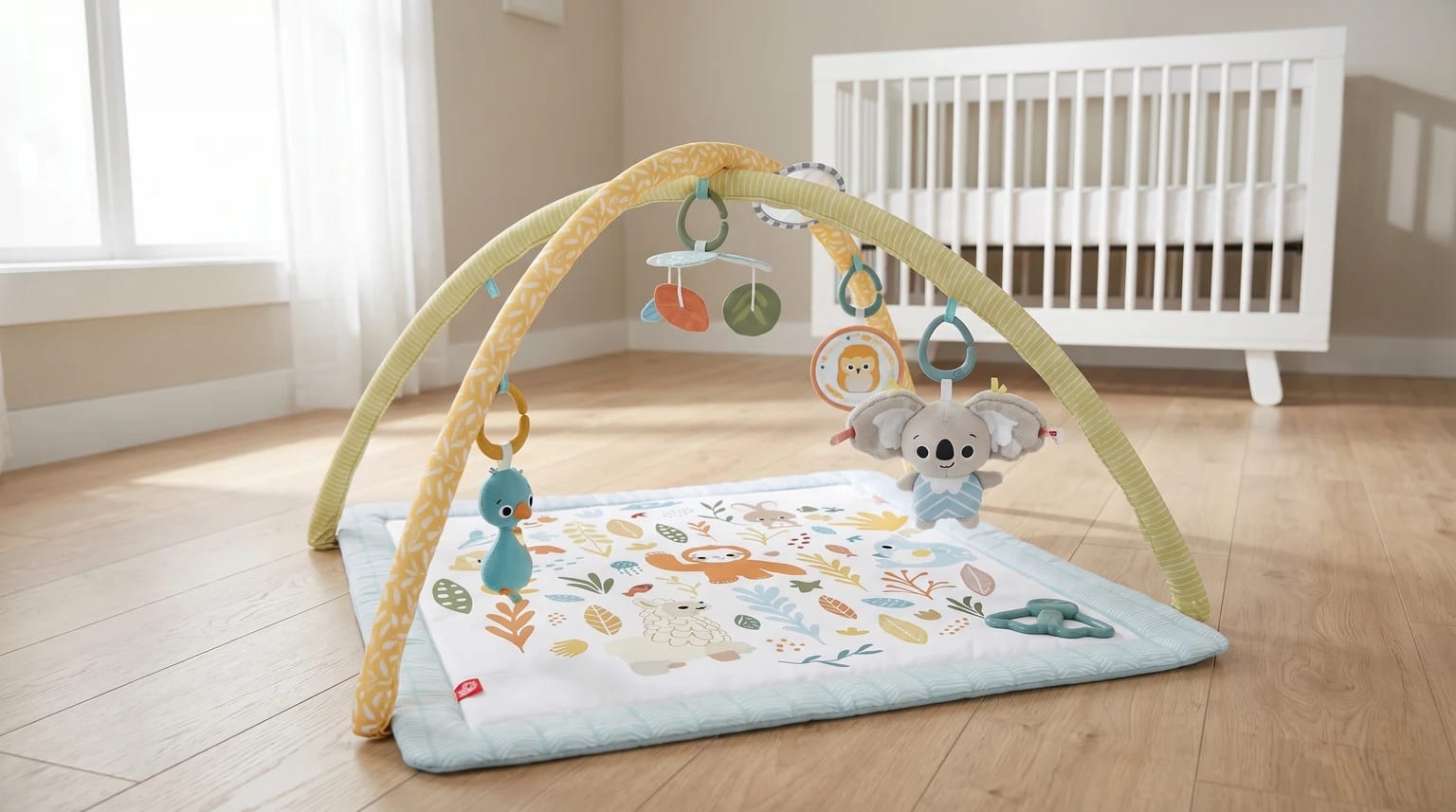 Ginásio de atividades para bebé da Fisher-Price, com um tapete de estampado natural, colocado no chão de madeira de um quarto de bebé soalheiro e moderno.