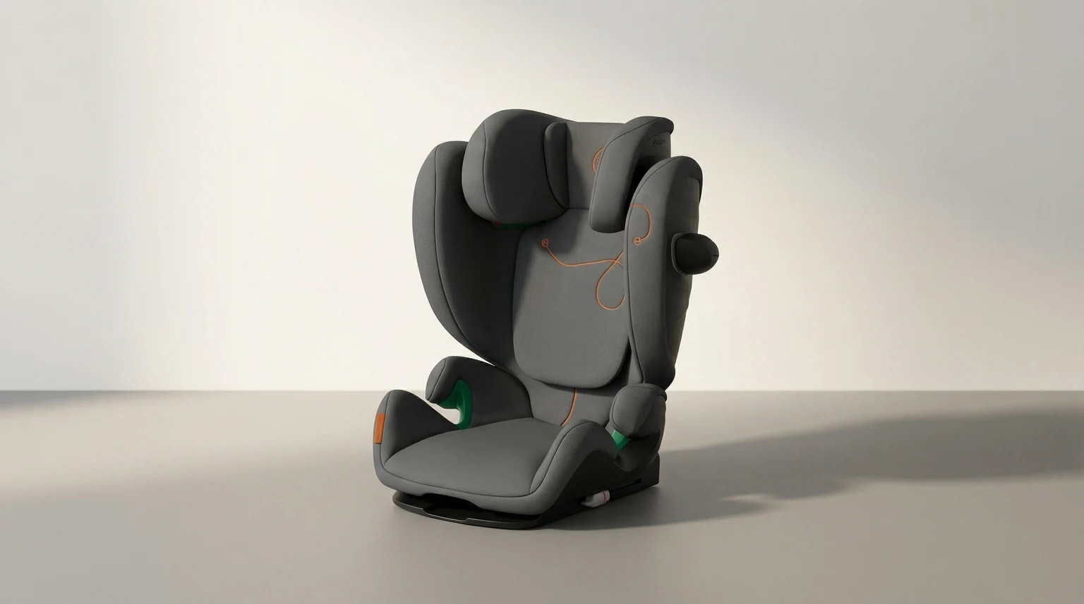 Cadeira auto Cybex Gold Solution S2 i-Fix cinzenta sobre um fundo editorial claro com sombra suave.