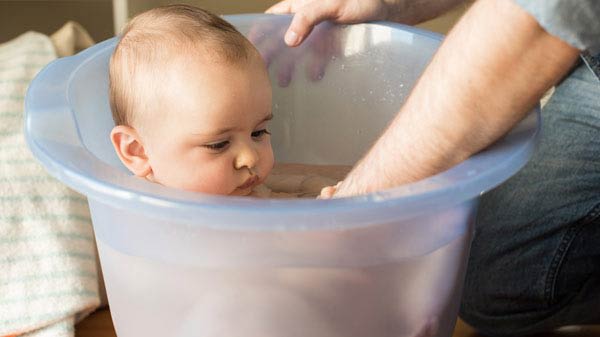 Banheira Shantala e Tummy Tub: o banho do bebé no balde