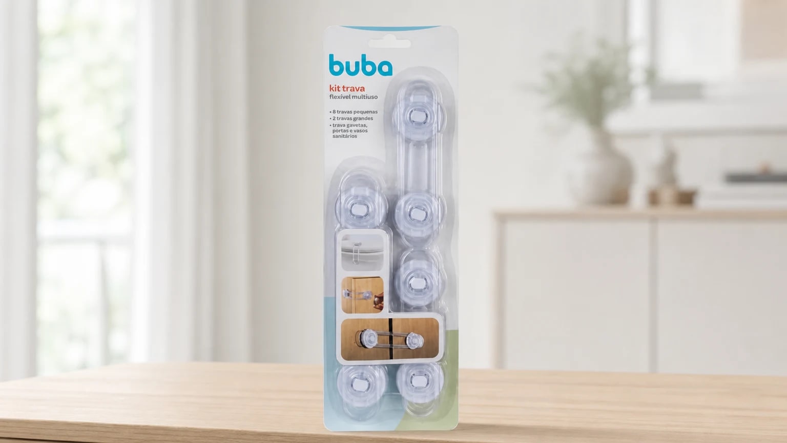 Embalagem do kit de travas flexíveis Buba apoiada sobre um móvel de madeira clara.